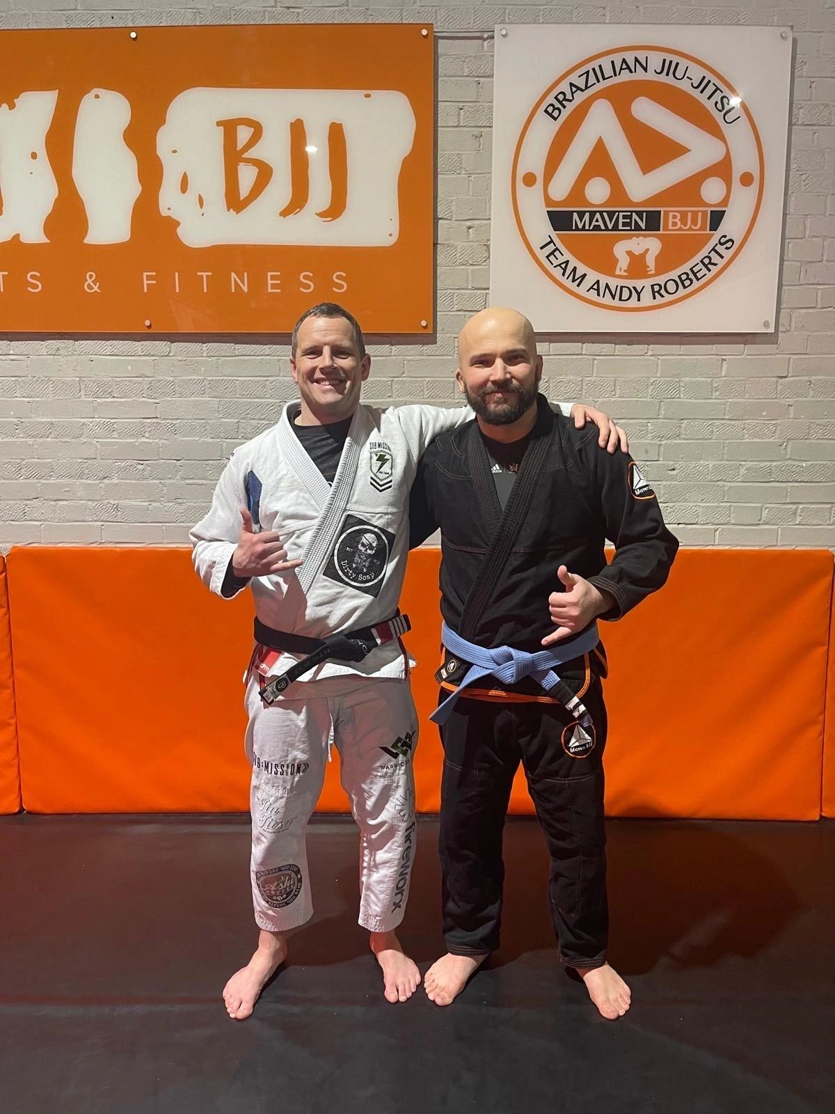 Doi practicanți de BJJ în kimono, la Maven Academy din Londra