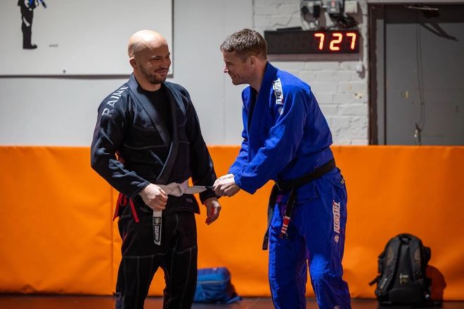 Promovare de centură între doi practicanți de BJJ