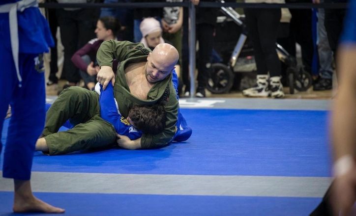 Luptă la sol într-un meci de Brazilian Jiu-Jitsu