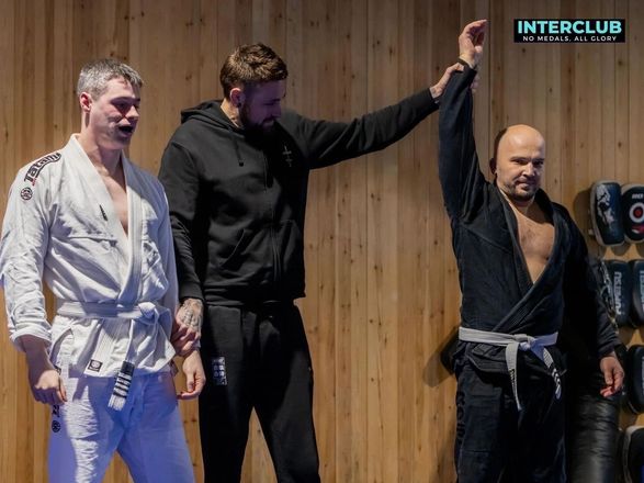Câștigătorul unui meci interclub cu mâna ridicată