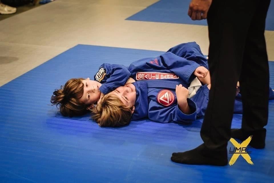 Doi copii în kimono albastru fac sparring
